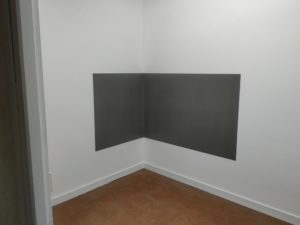 salle de pause rafraîchie avec mise en valeur via peinture sur murs